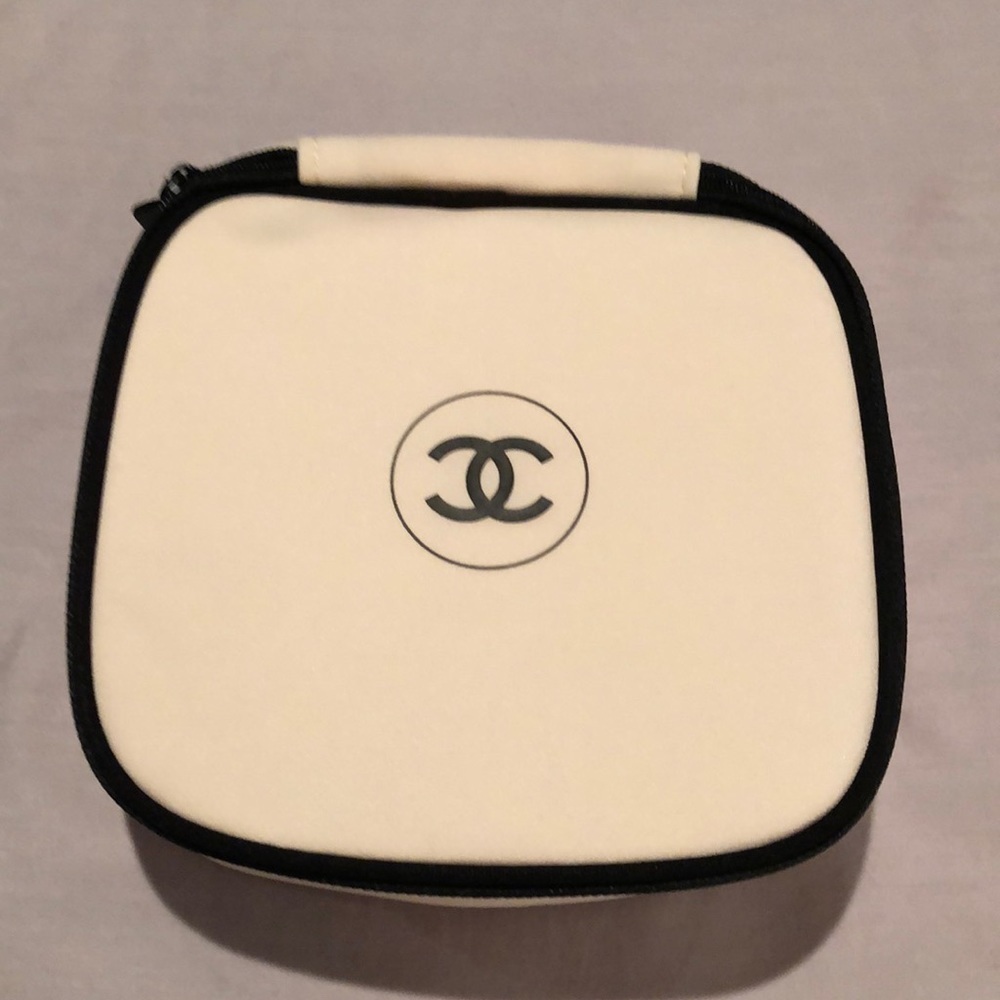 Chanel Beaute Les Beiges Square Cosmetic Zip Case